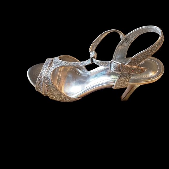 Michelangelo silver iridescent dress sandal.  Size 7 - Picture 4 of 6